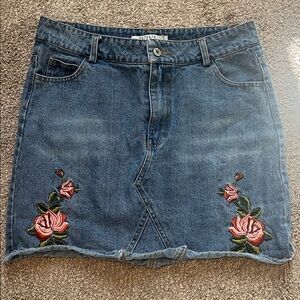 Ivivi Blue Denim Jean Skirt Short with Pink Floral Embroidery Size Large
